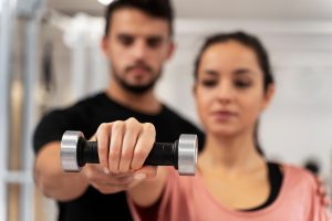 Entrenador personal clase de fuerza mancuernas